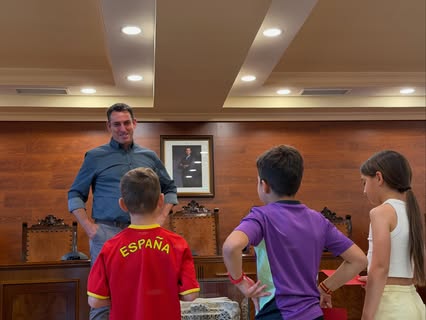 Visita de alumnos del C.E.I.P. Montevive al Ayuntamiento